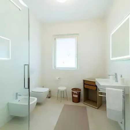 Cozy With Pool Como